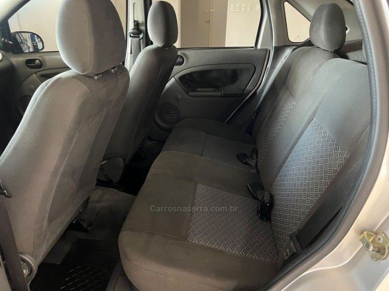 FORD FIESTA 1.6 MPI SEDAN 8V 2005/2005 CIMIRRO AUTOMÓVEIS TAQUARA / Carros no Vale