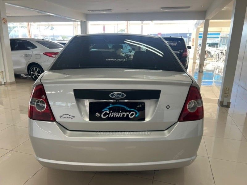 FORD FIESTA 1.6 MPI SEDAN 8V 2005/2005 CIMIRRO AUTOMÓVEIS TAQUARA / Carros no Vale