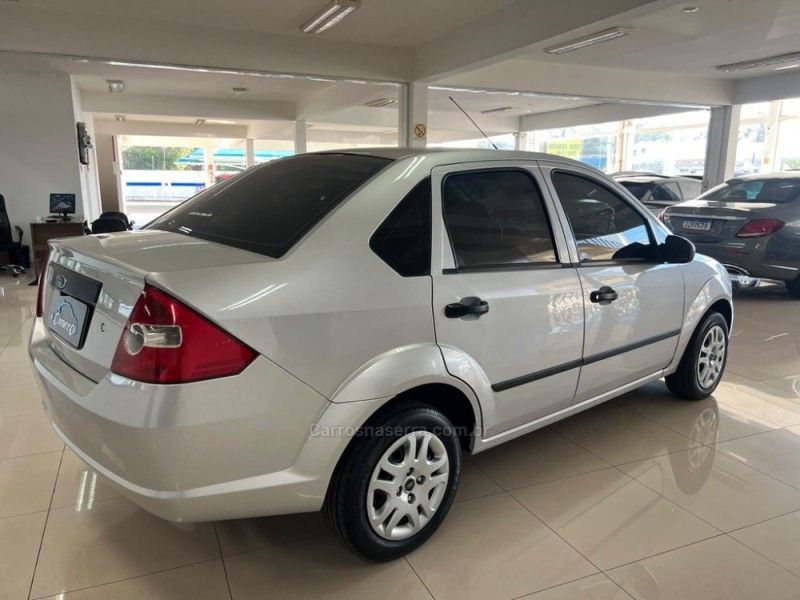 FORD FIESTA 1.6 MPI SEDAN 8V 2005/2005 CIMIRRO AUTOMÓVEIS TAQUARA / Carros no Vale