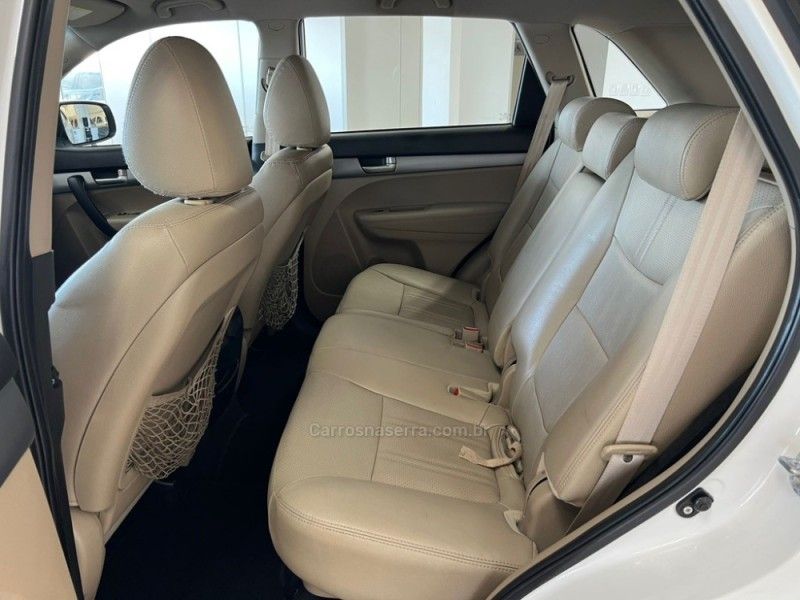 KIA SORENTO 2.4 EX2 4X2 16V 2014/2015 CIMIRRO AUTOMÓVEIS TAQUARA / Carros no Vale KIA SORENTO 2.4 EX2 4X2 16V 2014/2015 CIMIRRO AUTOMÓVEIS TAQUARA / Carros no Vale