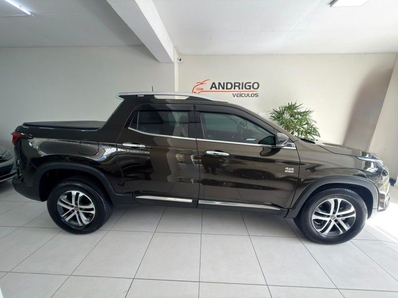 FIAT TORO 2.0 16V TURBO VOLCANO AT9 4X4 2017/2017 ANDRIGO VEÍCULOS CAXIAS DO SUL / Carros no Vale FIAT TORO 2.0 16V TURBO VOLCANO AT9 4X4 2017/2017 ANDRIGO VEÍCULOS CAXIAS DO SUL / Carros no Vale