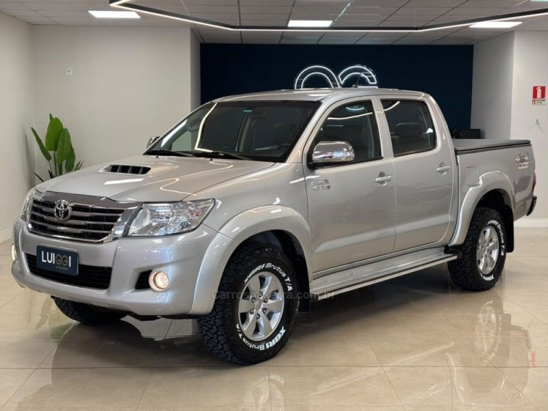 TOYOTA HILUX 3.0 SRV 4X4 CD 16V TURBO INTERCOOLER 2013/2014 LUIGGI AUTOMÓVEIS CARLOS BARBOSA / Carros no Vale TOYOTA HILUX 3.0 SRV 4X4 CD 16V TURBO INTERCOOLER 2013/2014 LUIGGI AUTOMÓVEIS CARLOS BARBOSA / Carros no Vale