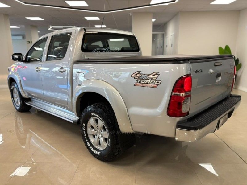 TOYOTA HILUX 3.0 SRV 4X4 CD 16V TURBO INTERCOOLER 2013/2014 LUIGGI AUTOMÓVEIS CARLOS BARBOSA / Carros no Vale TOYOTA HILUX 3.0 SRV 4X4 CD 16V TURBO INTERCOOLER 2013/2014 LUIGGI AUTOMÓVEIS CARLOS BARBOSA / Carros no Vale
