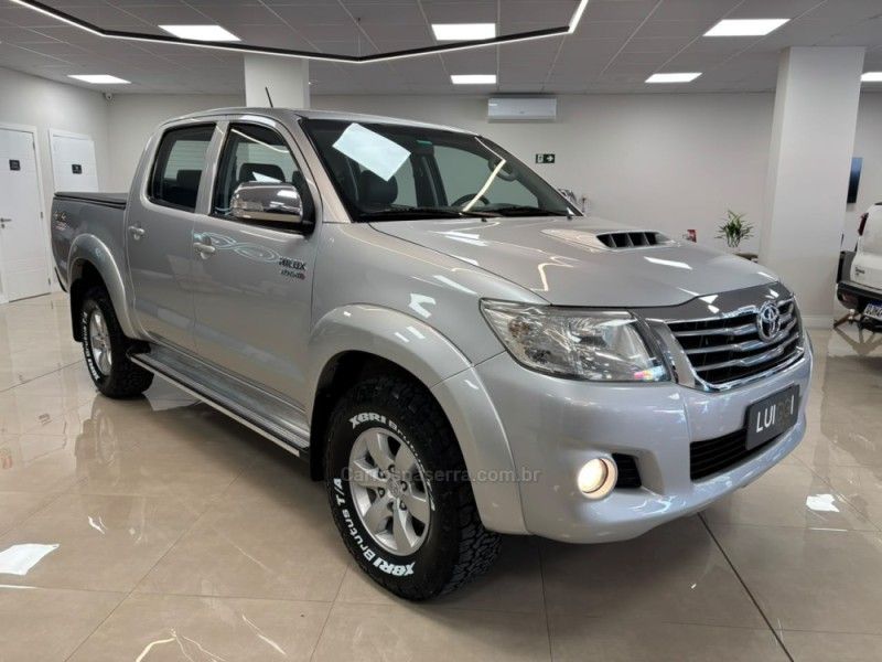 TOYOTA HILUX 3.0 SRV 4X4 CD 16V TURBO INTERCOOLER 2013/2014 LUIGGI AUTOMÓVEIS CARLOS BARBOSA / Carros no Vale TOYOTA HILUX 3.0 SRV 4X4 CD 16V TURBO INTERCOOLER 2013/2014 LUIGGI AUTOMÓVEIS CARLOS BARBOSA / Carros no Vale