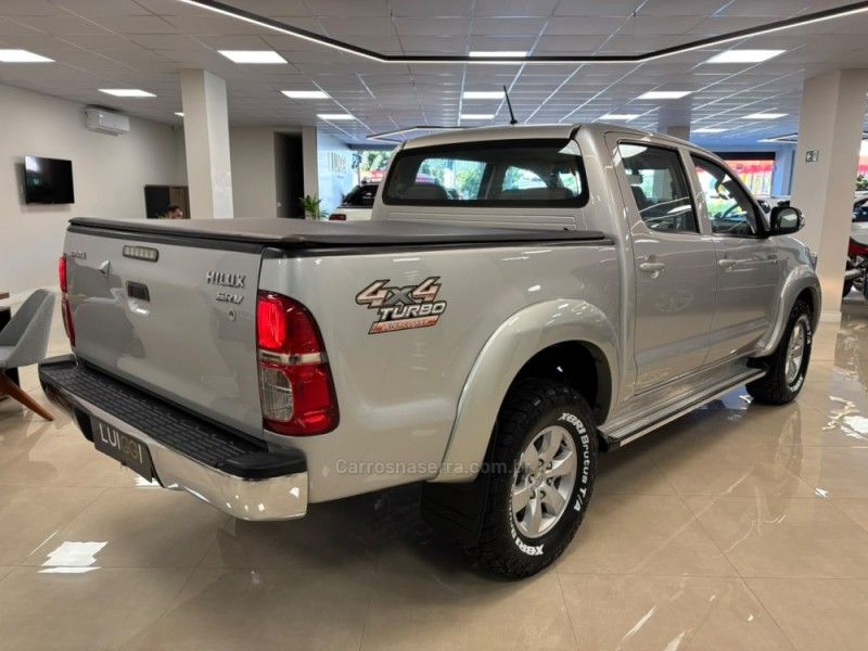 TOYOTA HILUX 3.0 SRV 4X4 CD 16V TURBO INTERCOOLER 2013/2014 LUIGGI AUTOMÓVEIS CARLOS BARBOSA / Carros no Vale TOYOTA HILUX 3.0 SRV 4X4 CD 16V TURBO INTERCOOLER 2013/2014 LUIGGI AUTOMÓVEIS CARLOS BARBOSA / Carros no Vale
