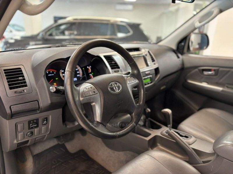 TOYOTA HILUX 3.0 SRV 4X4 CD 16V TURBO INTERCOOLER 2013/2014 LUIGGI AUTOMÓVEIS CARLOS BARBOSA / Carros no Vale TOYOTA HILUX 3.0 SRV 4X4 CD 16V TURBO INTERCOOLER 2013/2014 LUIGGI AUTOMÓVEIS CARLOS BARBOSA / Carros no Vale