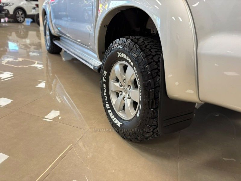 TOYOTA HILUX 3.0 SRV 4X4 CD 16V TURBO INTERCOOLER 2013/2014 LUIGGI AUTOMÓVEIS CARLOS BARBOSA / Carros no Vale TOYOTA HILUX 3.0 SRV 4X4 CD 16V TURBO INTERCOOLER 2013/2014 LUIGGI AUTOMÓVEIS CARLOS BARBOSA / Carros no Vale