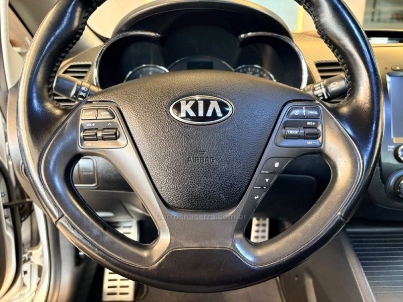 KIA CERATO 1.6 SX E.233 16V 2014/2014 AUTOGRIF MOTORS CAMPO BOM / Carros no Vale KIA CERATO 1.6 SX E.233 16V 2014/2014 AUTOGRIF MOTORS CAMPO BOM / Carros no Vale