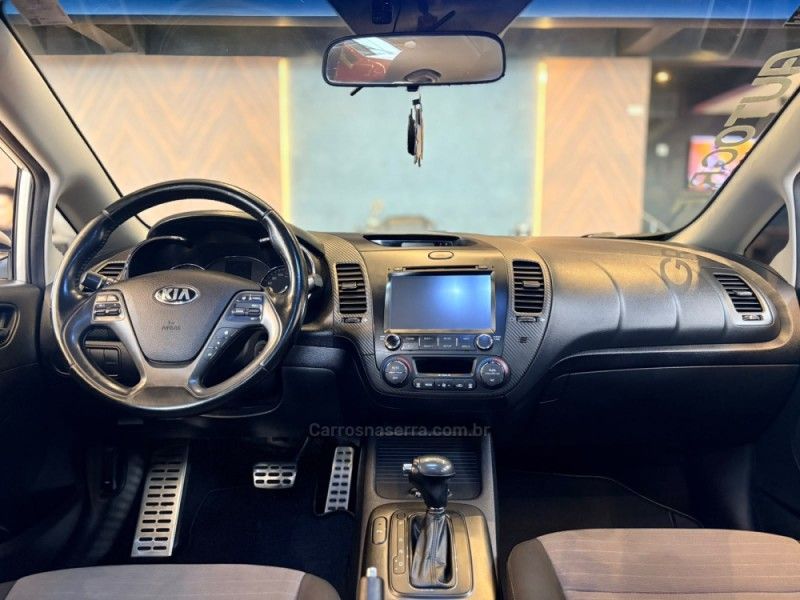 KIA CERATO 1.6 SX E.233 16V 2014/2014 AUTOGRIF MOTORS CAMPO BOM / Carros no Vale KIA CERATO 1.6 SX E.233 16V 2014/2014 AUTOGRIF MOTORS CAMPO BOM / Carros no Vale
