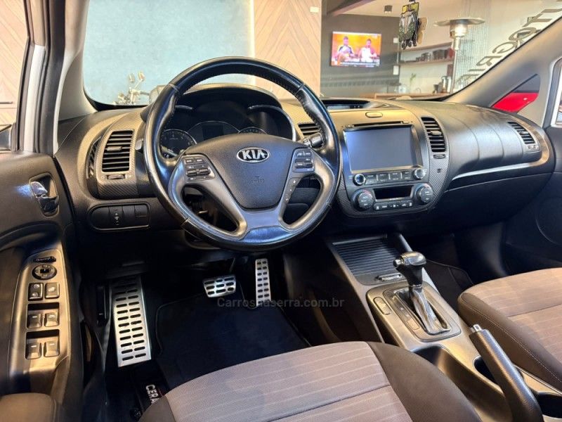 KIA CERATO 1.6 SX E.233 16V 2014/2014 AUTOGRIF MOTORS CAMPO BOM / Carros no Vale KIA CERATO 1.6 SX E.233 16V 2014/2014 AUTOGRIF MOTORS CAMPO BOM / Carros no Vale