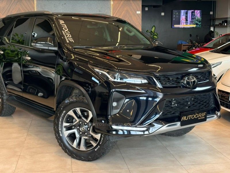 TOYOTA HILUX SW4 2.8 4X4 SRX PLATINUM TURBO 7 LUGARES 2024/2024 AUTOGRIF MOTORS CAMPO BOM / Carros no Vale