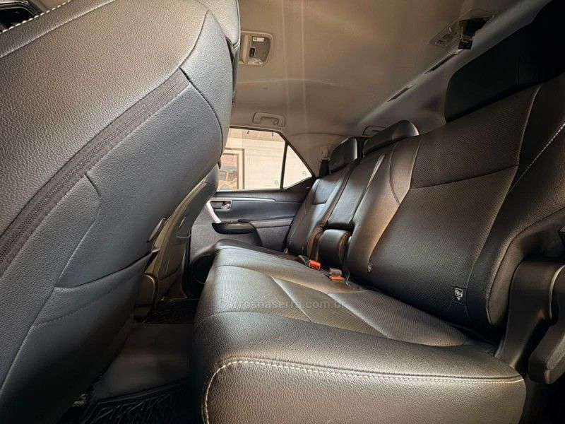 TOYOTA HILUX SW4 2.8 4X4 SRX PLATINUM TURBO 7 LUGARES 2024/2024 AUTOGRIF MOTORS CAMPO BOM / Carros no Vale