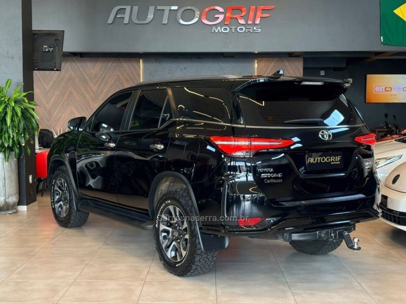 TOYOTA HILUX SW4 2.8 4X4 SRX PLATINUM TURBO 7 LUGARES 2024/2024 AUTOGRIF MOTORS CAMPO BOM / Carros no Vale