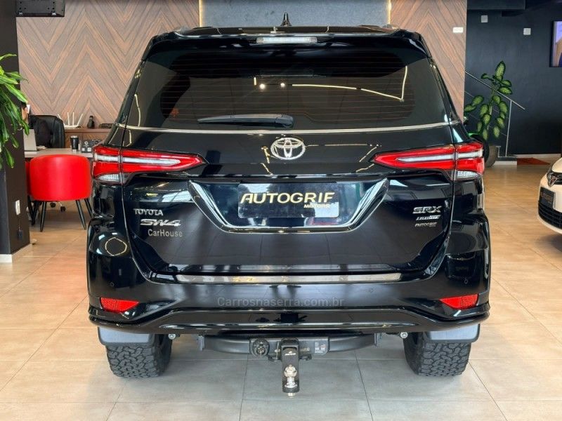 TOYOTA HILUX SW4 2.8 4X4 SRX PLATINUM TURBO 7 LUGARES 2024/2024 AUTOGRIF MOTORS CAMPO BOM / Carros no Vale