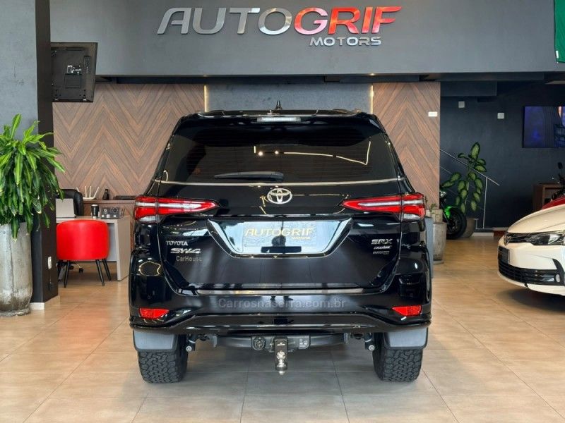 TOYOTA HILUX SW4 2.8 4X4 SRX PLATINUM TURBO 7 LUGARES 2024/2024 AUTOGRIF MOTORS CAMPO BOM / Carros no Vale