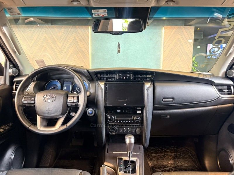 TOYOTA HILUX SW4 2.8 4X4 SRX PLATINUM TURBO 7 LUGARES 2024/2024 AUTOGRIF MOTORS CAMPO BOM / Carros no Vale