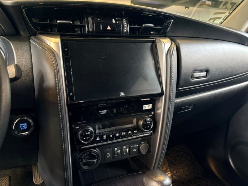 TOYOTA HILUX SW4 2.8 4X4 SRX PLATINUM TURBO 7 LUGARES 2024/2024 AUTOGRIF MOTORS CAMPO BOM / Carros no Vale