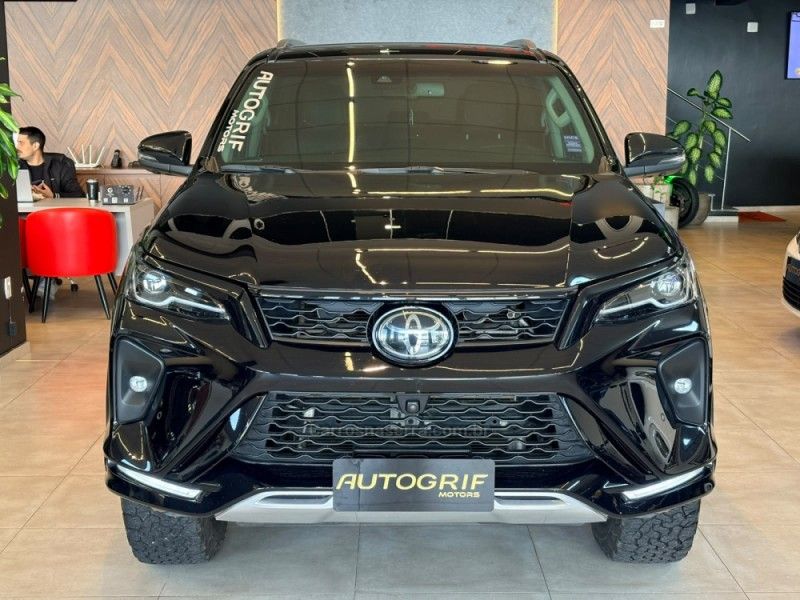 TOYOTA HILUX SW4 2.8 4X4 SRX PLATINUM TURBO 7 LUGARES 2024/2024 AUTOGRIF MOTORS CAMPO BOM / Carros no Vale