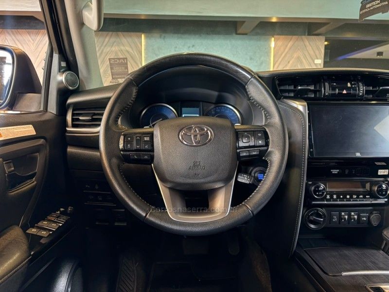 TOYOTA HILUX SW4 2.8 4X4 SRX PLATINUM TURBO 7 LUGARES 2024/2024 AUTOGRIF MOTORS CAMPO BOM / Carros no Vale