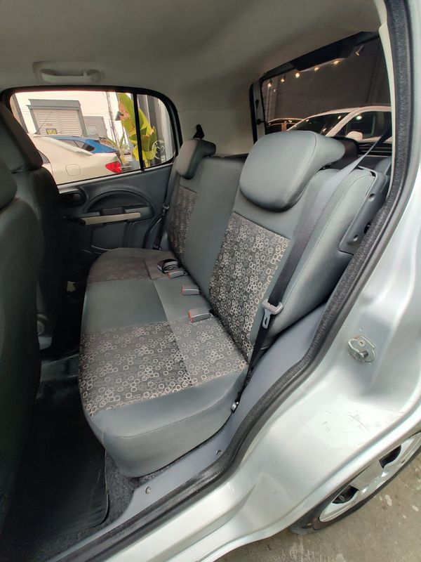 Fiat UNO VIVACE Celeb 1.0 EVO F 8V 2010/2011 RENNER AUTOMÓVEIS LAJEADO / Carros no Vale