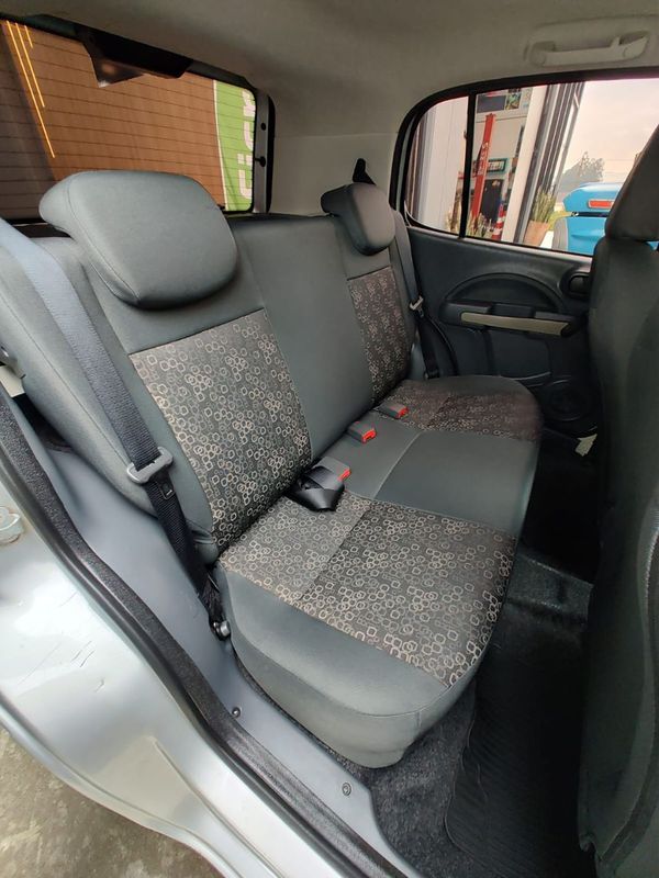 Fiat UNO VIVACE Celeb 1.0 EVO F 8V 2010/2011 RENNER AUTOMÓVEIS LAJEADO / Carros no Vale