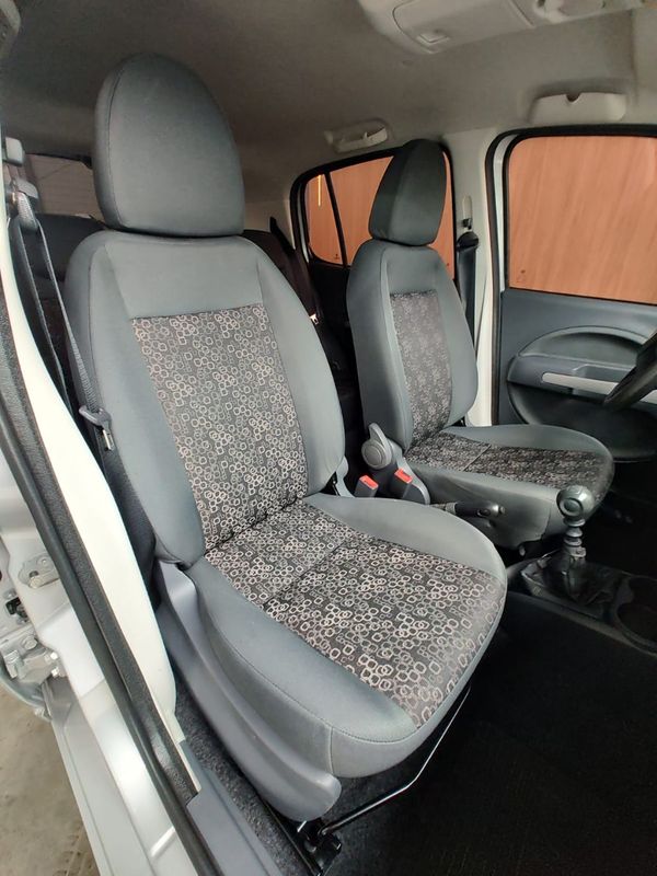 Fiat UNO VIVACE Celeb 1.0 EVO F 8V 2010/2011 RENNER AUTOMÓVEIS LAJEADO / Carros no Vale