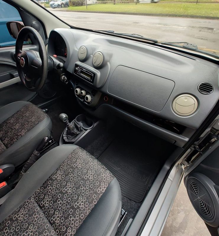 Fiat UNO VIVACE Celeb 1.0 EVO F 8V 2010/2011 RENNER AUTOMÓVEIS LAJEADO / Carros no Vale