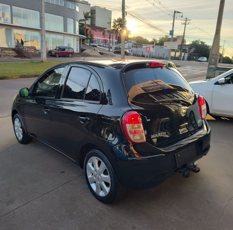 Nissan MARCH SV 1.6 16V Fuel 2013/2014 RENNER AUTOMÓVEIS LAJEADO / Carros no Vale