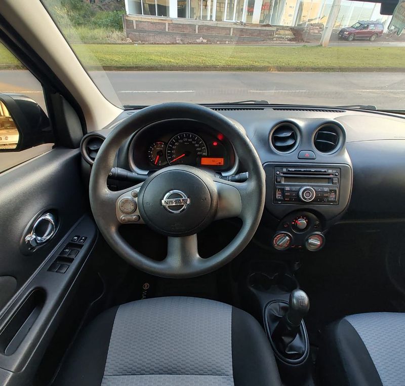 Nissan MARCH SV 1.6 16V Fuel 2013/2014 RENNER AUTOMÓVEIS LAJEADO / Carros no Vale