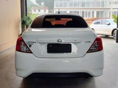 Nissan VERSA SL 1.6 16V Fuel Mec. 2015/2016 RENNER AUTOMÓVEIS LAJEADO / Carros no Vale