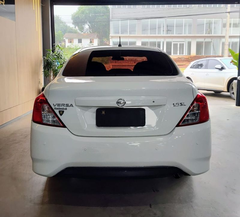 Nissan VERSA SL 1.6 16V Fuel Mec. 2015/2016 RENNER AUTOMÓVEIS LAJEADO / Carros no Vale Nissan VERSA SL 1.6 16V Fuel Mec. 2015/2016 RENNER AUTOMÓVEIS LAJEADO / Carros no Vale