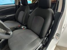 Nissan VERSA SL 1.6 16V Fuel Mec. 2015/2016 RENNER AUTOMÓVEIS LAJEADO / Carros no Vale