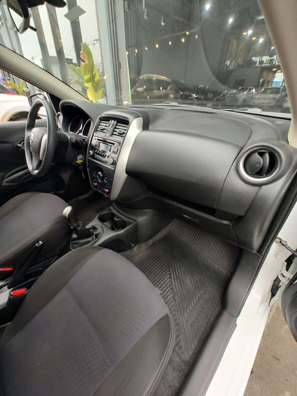 Nissan VERSA SL 1.6 16V Fuel Mec. 2015/2016 RENNER AUTOMÓVEIS LAJEADO / Carros no Vale Nissan VERSA SL 1.6 16V Fuel Mec. 2015/2016 RENNER AUTOMÓVEIS LAJEADO / Carros no Vale