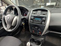 Nissan VERSA SL 1.6 16V Fuel Mec. 2015/2016 RENNER AUTOMÓVEIS LAJEADO / Carros no Vale