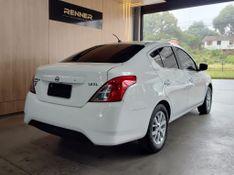 Nissan VERSA SL 1.6 16V Fuel Mec. 2015/2016 RENNER AUTOMÓVEIS LAJEADO / Carros no Vale