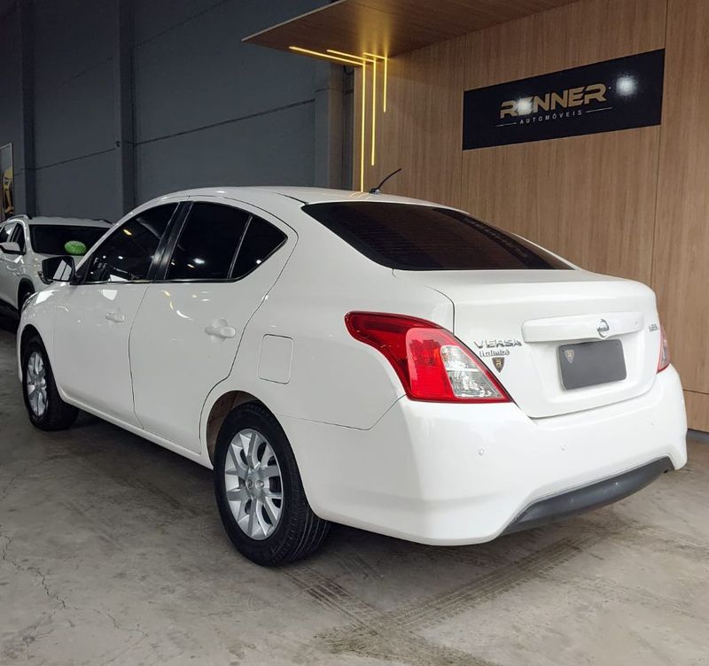 Nissan VERSA SL 1.6 16V Fuel Mec. 2015/2016 RENNER AUTOMÓVEIS LAJEADO / Carros no Vale Nissan VERSA SL 1.6 16V Fuel Mec. 2015/2016 RENNER AUTOMÓVEIS LAJEADO / Carros no Vale
