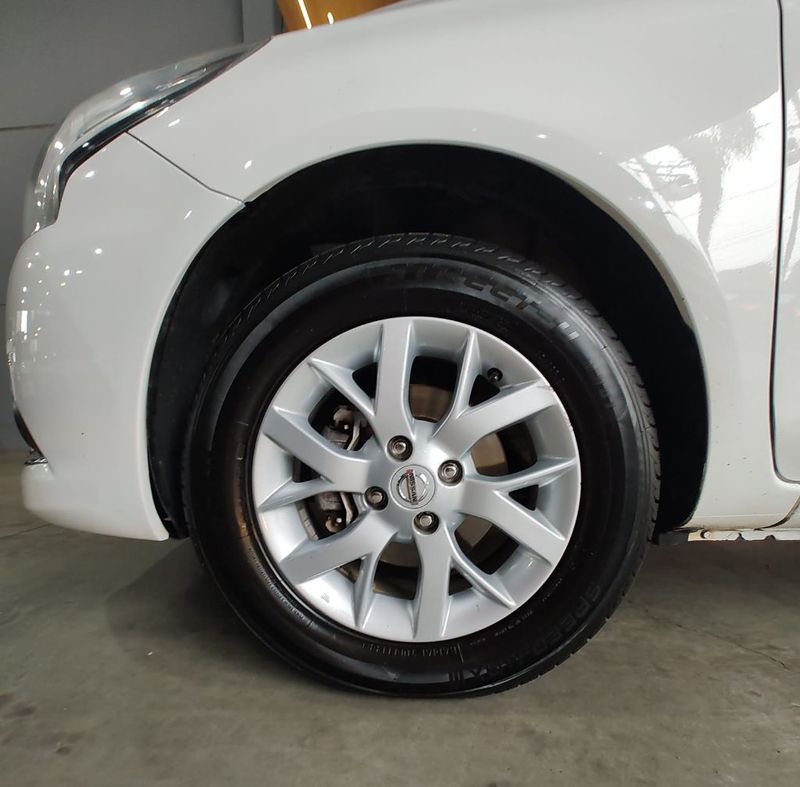 Nissan VERSA SL 1.6 16V Fuel Mec. 2015/2016 RENNER AUTOMÓVEIS LAJEADO / Carros no Vale Nissan VERSA SL 1.6 16V Fuel Mec. 2015/2016 RENNER AUTOMÓVEIS LAJEADO / Carros no Vale