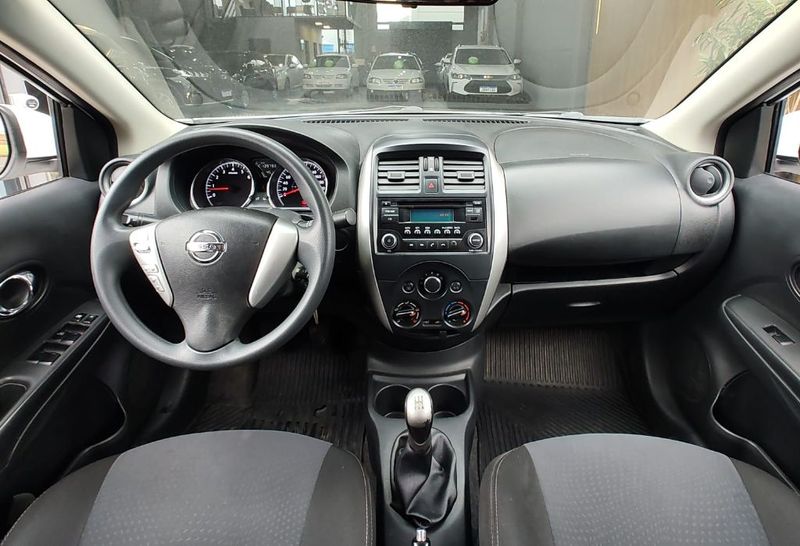 Nissan VERSA SL 1.6 16V Fuel Mec. 2015/2016 RENNER AUTOMÓVEIS LAJEADO / Carros no Vale Nissan VERSA SL 1.6 16V Fuel Mec. 2015/2016 RENNER AUTOMÓVEIS LAJEADO / Carros no Vale