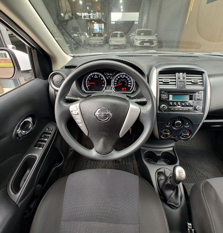 Nissan VERSA SL 1.6 16V Fuel Mec. 2015/2016 RENNER AUTOMÓVEIS LAJEADO / Carros no Vale Nissan VERSA SL 1.6 16V Fuel Mec. 2015/2016 RENNER AUTOMÓVEIS LAJEADO / Carros no Vale
