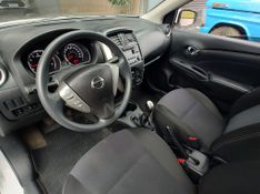 Nissan VERSA SL 1.6 16V Fuel Mec. 2015/2016 RENNER AUTOMÓVEIS LAJEADO / Carros no Vale