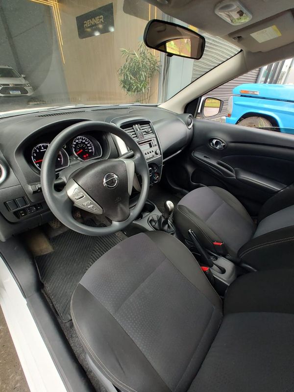 Nissan VERSA SL 1.6 16V Fuel Mec. 2015/2016 RENNER AUTOMÓVEIS LAJEADO / Carros no Vale Nissan VERSA SL 1.6 16V Fuel Mec. 2015/2016 RENNER AUTOMÓVEIS LAJEADO / Carros no Vale
