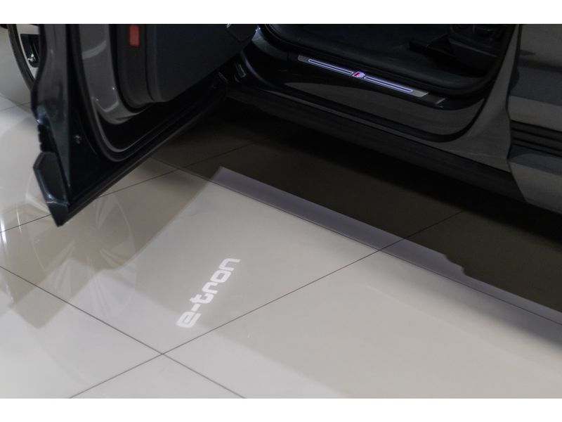 AUDI Q8 E-TRON 55 ELÉTRICO SPORTBACK PERFORMANCE BLACK QUATTRO 2023/2024 PASTORE CAR COLLECTION BENTO GONÇALVES / Carros no Vale