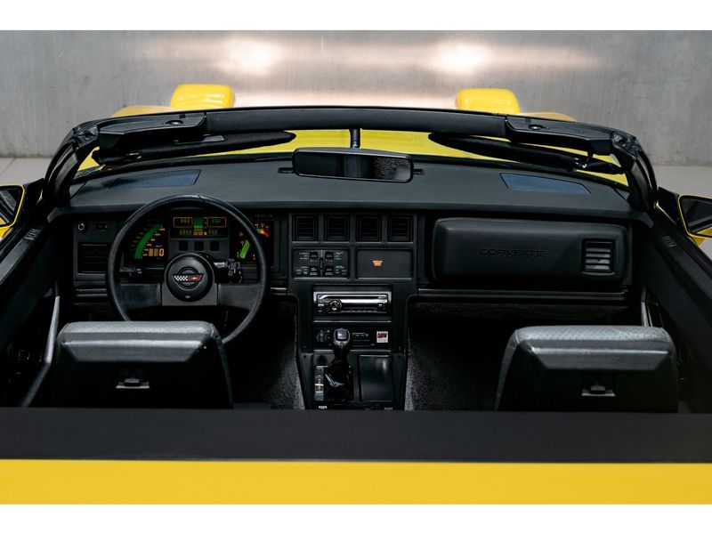 CHEVROLET CORVETTE 5.7 V8 INDY 500 PACE CAR CONVERSÍVEL 1986/1986 PASTORE CAR COLLECTION BENTO GONÇALVES / Carros no Vale CHEVROLET CORVETTE 5.7 V8 INDY 500 PACE CAR CONVERSÍVEL 1986/1986 PASTORE CAR COLLECTION BENTO GONÇALVES / Carros no Vale