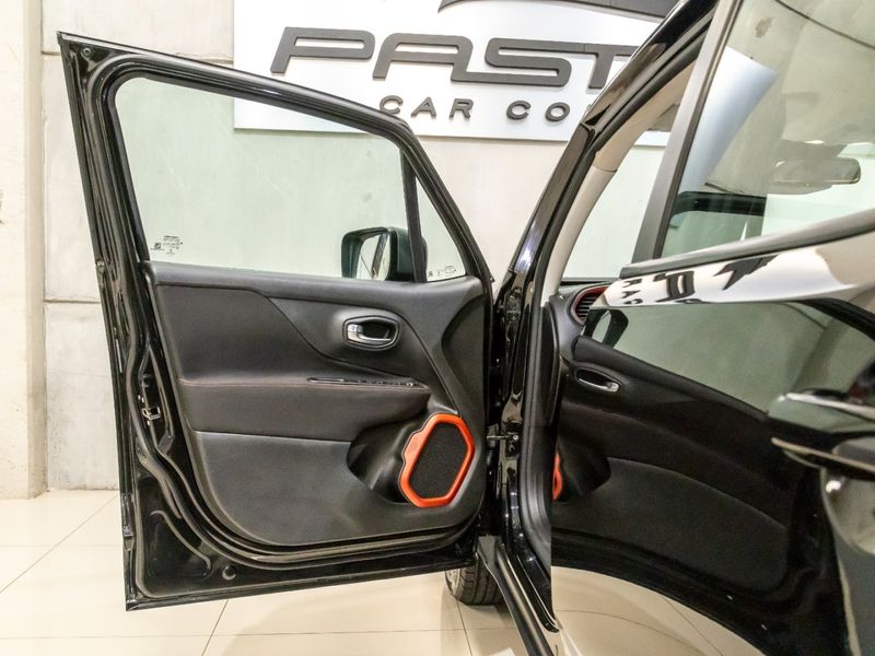 JEEP RENEGADE 2.0 16V TURBO TRAILHAWK 4X4 2015/2016 PASTORE CAR COLLECTION BENTO GONÇALVES / Carros no Vale JEEP RENEGADE 2.0 16V TURBO TRAILHAWK 4X4 2015/2016 PASTORE CAR COLLECTION BENTO GONÇALVES / Carros no Vale