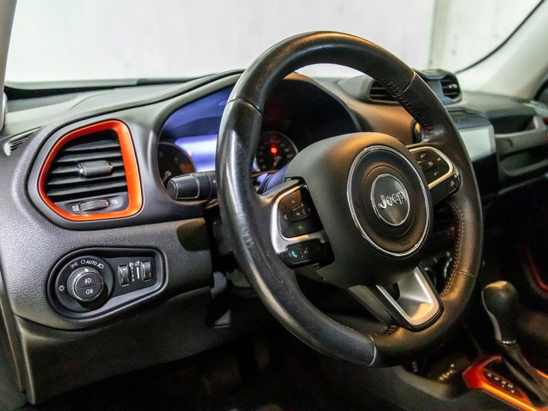 JEEP RENEGADE 2.0 16V TURBO TRAILHAWK 4X4 2015/2016 PASTORE CAR COLLECTION BENTO GONÇALVES / Carros no Vale JEEP RENEGADE 2.0 16V TURBO TRAILHAWK 4X4 2015/2016 PASTORE CAR COLLECTION BENTO GONÇALVES / Carros no Vale