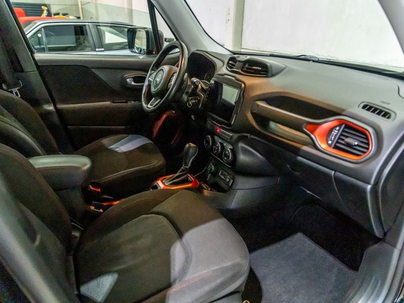 JEEP RENEGADE 2.0 16V TURBO TRAILHAWK 4X4 2015/2016 PASTORE CAR COLLECTION BENTO GONÇALVES / Carros no Vale JEEP RENEGADE 2.0 16V TURBO TRAILHAWK 4X4 2015/2016 PASTORE CAR COLLECTION BENTO GONÇALVES / Carros no Vale