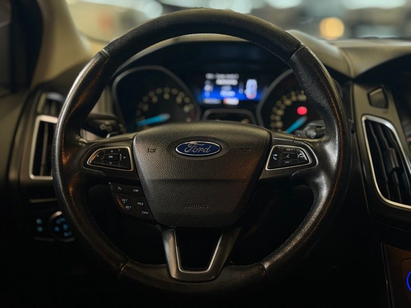 FORD FOCUS 2.0 TITANIUM 16V POWERSHIFT 2016/2016 LEHMEN VEÍCULOS VENÂNCIO AIRES / Carros no Vale