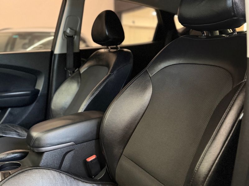 HYUNDAI IX35 2.0 16V 2015/2016 LEHMEN VEÍCULOS VENÂNCIO AIRES / Carros no Vale