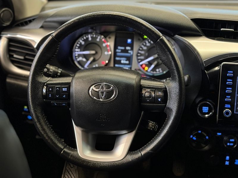 TOYOTA HILUX 2.8 D-4D TURBO CD SRV 4X4 2022/2022 LEHMEN VEÍCULOS VENÂNCIO AIRES / Carros no Vale