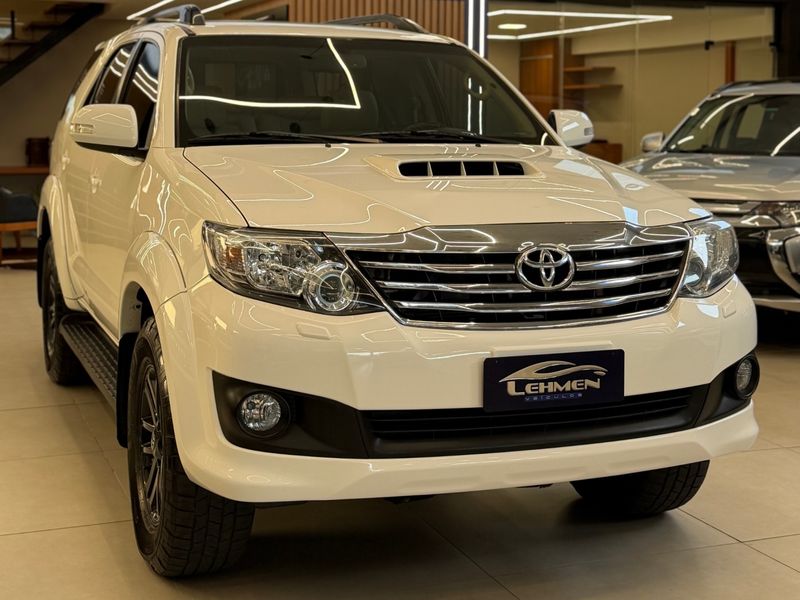 TOYOTA HILUX SW4 3.0 SRV 4X4 16V TURBO INTERCOOLER 2014/2015 LEHMEN VEÍCULOS VENÂNCIO AIRES / Carros no Vale